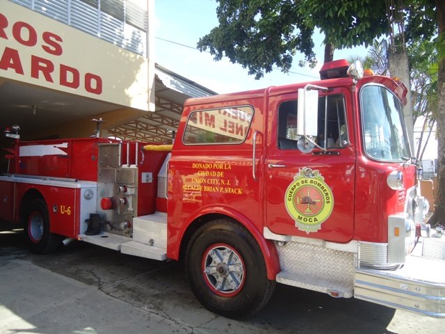 Camión a Bomberos donado por Alcaldía de New Jersey a Moca